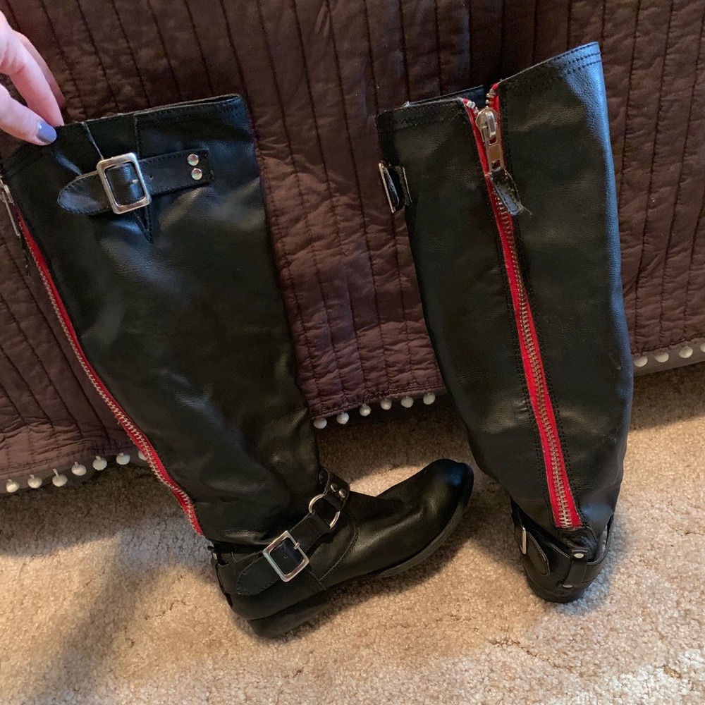 Black biker boots with red zipper